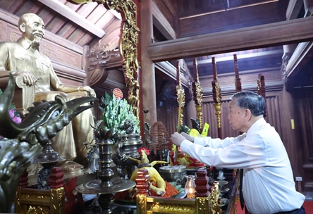 Party chief pays tribute to revolutionary predecessors in Tuyen Quang
